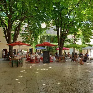 https://les-estrelles.fr-provencehotel.com